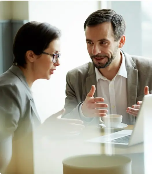 Consultant conseillant un client