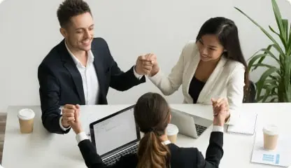 Groupe de trois
                  personnes se motivant
